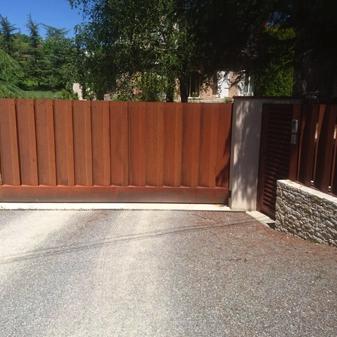 Clôture et portail corten