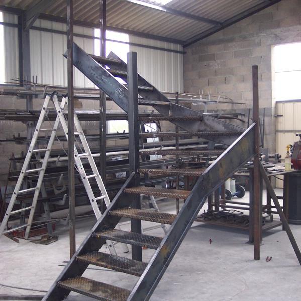 Escalier marches tôles pliées 02